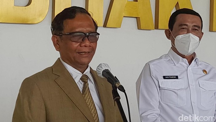 Mahfud MD (kiri).