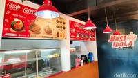 Menu yang dijual terpajang di dinding atas etalase.