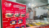 Tempat makan yang menyajikan makanan khas warteg ini buka sejak November 2021.