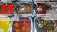 Warung Nasi Idola ini buka pada Senin-Sabtu dari pukul 10.30 WIB hingga 20.00 WIB.