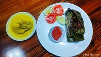 Selain menjual menu khas warteg, warung idola ini memiliki menu andalannya seperti nasi bakar.