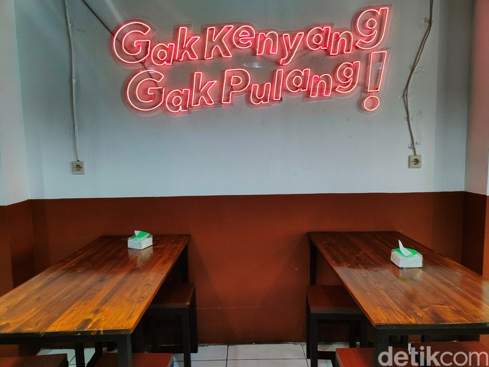 Warung Tegal atau Warteg terus berbenah seiring dengan perkembangan zaman. Seperti Warteg di kawasan Bintaro ini yang mengusung konsep kekinian untuk menarik pembeli.
