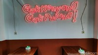 Tagline Warteg NAsi Idola, Gak Kenyang Gak Pulang! Konsep warteg kekinian ini dibuat sedemikian rupa untuk menarik anak muda.