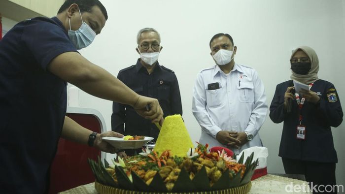 Makin Mudah Donor Darah, PMI Jakarta Pusat Kini Buka UDD 24 Jam Sekretaris PMI DKI Jakarta Arief Rachman (kiri), Ketua PMI Jakarta pusat Soewardi Sulaiman dan Ketua Bidang Pelayanan Kesehatan Kota Jakarta Pusat Agung melakukan pemotongan tumpeng di Unit Donor Darah (UDD) Jakarta Pusat, Selasa (29/3/2022). Pemotongan tumpeng menjadi pembuka kegiatan Soft Opening Unit Donor Darah PMI Kota Jakarta Pusat.