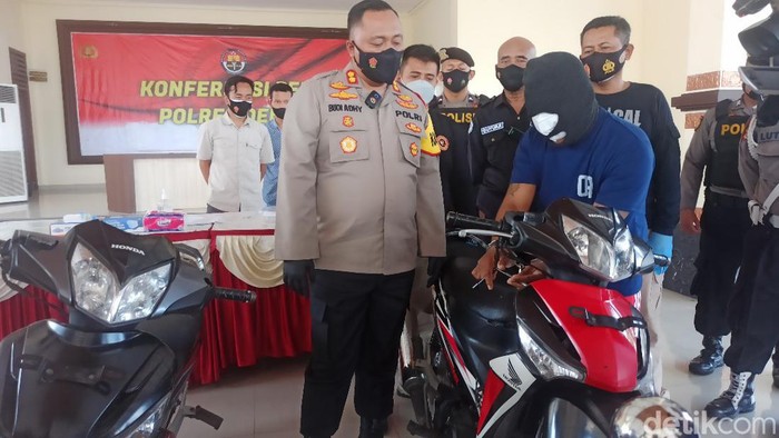 Maling di Demak mmenunjukkan kemampuannya mencuri motor, Rabu (30/3/2022).