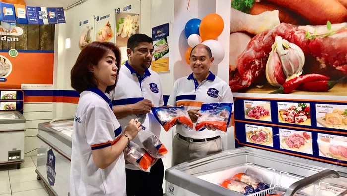 General Manager Meat N Fresh, Cliff Tan, Board Of Director Meat N Fresh, Ahmad Fachmi dan Marketing Head Meat N Fresh Angela Agustinus meninjau kesiapan kebutuhan daging beku dan sayuran, pada acara Grand Opening Toko Meat N Fresh Johar Baru, Jakarta Pusat (30/03).