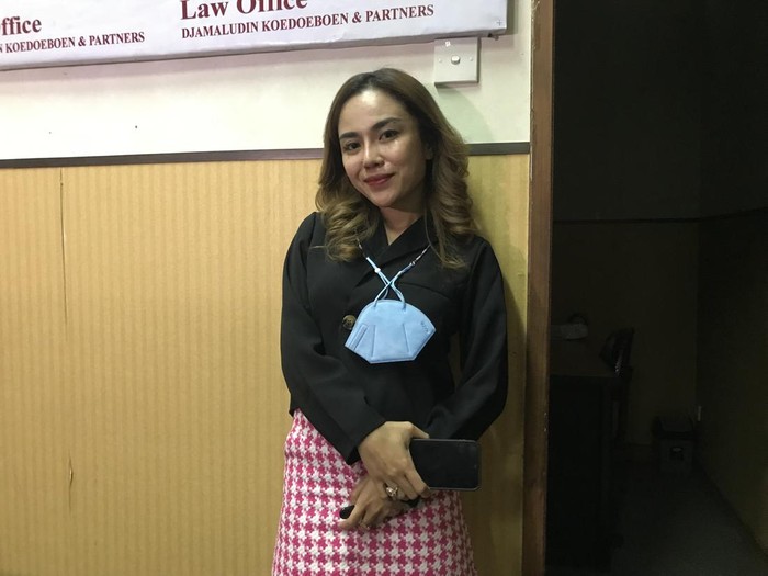Penampilan Medina Zein tanpa hijab.