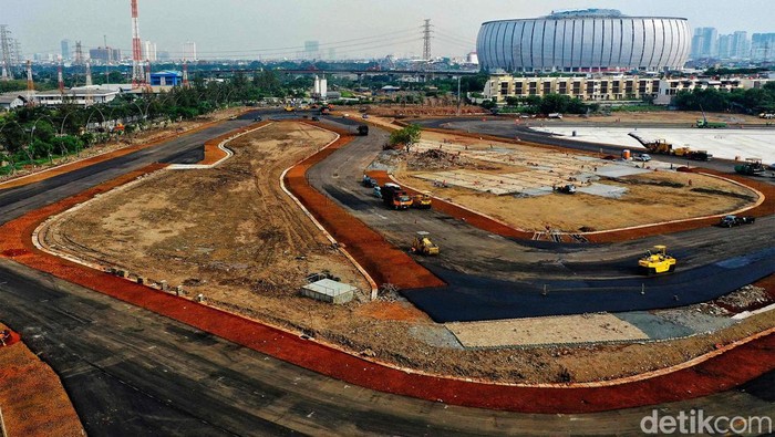 Sejumlah pekerja mengerjakan proyek Sirkuit Jakarta International E-Prix Circuit (JIEC) di kawasan Taman Impian Jaya Ancol, Jakarta Utara, Rabu (30/3).