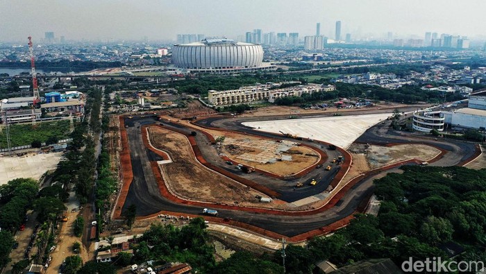 Menanti Rampungnya Sirkuit Formula E Ancol Sejumlah pekerja mengerjakan proyek Sirkuit Jakarta International E-Prix Circuit (JIEC) di kawasan Taman Impian Jaya Ancol, Jakarta Utara, Rabu (30/3).