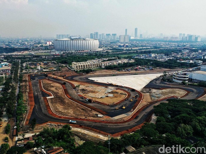 Sejumlah pekerja mengerjakan proyek Sirkuit Jakarta International E-Prix Circuit (JIEC) di kawasan Taman Impian Jaya Ancol, Jakarta Utara, Rabu (30/3).