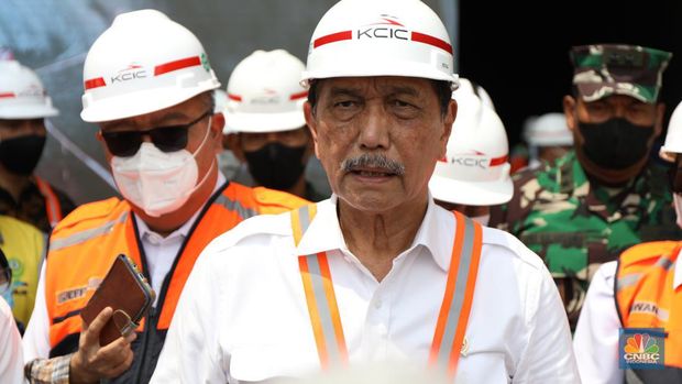 Menteri Koordinator Bidang Kemaritiman dan Investasi, Luhut Binsar Panjaitan melakukan kunjungan ke proyek tunnel 6 kereta cepat Jakarta-Bandung sepanjang 4.478 meter di kawasan Cikalong Wetan, Depok, Purwakarta Menteri Koordinator Bidang Kemaritiman dan Investasi, Luhut Binsar Panjaitan melakukan kunjungan ke proyek tunnel 6 kereta cepat Jakarta-Bandung sepanjang 4.478 meter di kawasan Cikalong Wetan, Depok, Purwakarta, Rabu (30/3/2022). Tunnel ini menjadi salah satu tunnel terpanjang yang ditargetkan dalam waktu dekat akan tembus karena progres konstruksi sudah mencapai 97,01 persen. (CNBC Indonesia/ Tri Susilo)