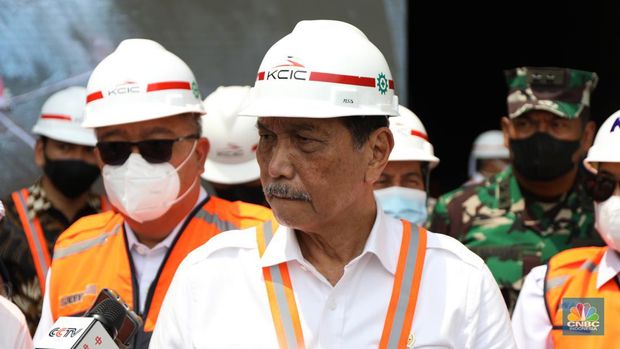 Menteri Koordinator Bidang Kemaritiman dan Investasi, Luhut Binsar Panjaitan melakukan kunjungan ke proyek tunnel 6 kereta cepat Jakarta-Bandung sepanjang 4.478 meter di kawasan Cikalong Wetan, Depok, Purwakarta Menteri Koordinator Bidang Kemaritiman dan Investasi, Luhut Binsar Panjaitan melakukan kunjungan ke proyek tunnel 6 kereta cepat Jakarta-Bandung sepanjang 4.478 meter di kawasan Cikalong Wetan, Depok, Purwakarta, Rabu (30/3/2022). Tunnel ini menjadi salah satu tunnel terpanjang yang ditargetkan dalam waktu dekat akan tembus karena progres konstruksi sudah mencapai 97,01 persen. (CNBC Indonesia/ Tri Susilo)