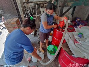 Minyak Kelapa Laris Diburu Warga Blitar Meski Lebih Mahal