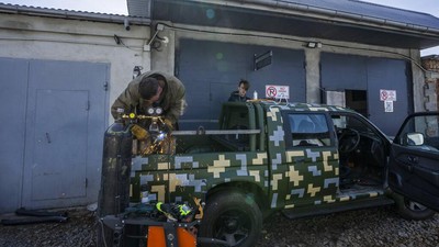 Modifikasi Mobil Perang di Ukraina, Pakai Pelat Besi Dicat Kamuflase