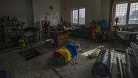 Bengkel kerja Artem Pastushyna yangf sehari-hari untuk usaha bengkel mobil. Saat perang seperti ini, ia memodifikasi kendaraan dengan spesifikasi perang.