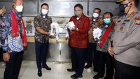 Managing Director Royal Golden Eagle (RGE) Anderson Tanoto (kiri) memberikan penjelasan kepada Menteri Koordinator Bidang Perekonomian Airlangga Hartarto (ketdua kiri) saat meninjau realisasi investasi pembangunan pabrik kertas kemasan berkelanjutan APRIL Group di Pangkalan Kerinci, Riau, Selasa (29/3/2022). Unit usaha RGE tersebut akan berinvestasi sebesar Rp33,4 triliun untuk menghasilkan produk kertas kemasan berkelanjutan dengan kapasitas per tahun mencapai 1,2 juta ton/tahun.