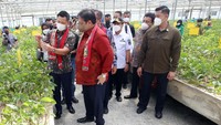 Managing Director Royal Golden Eagle (RGE) Anderson Tanoto (kedua kiri) memberikan penjelasan kepada Menteri Koordinator Bidang Perekonomian Airlangga Hartarto (kedua kanan) dan Menteri Perindustrian Agus Gumiwang Kartasasmita (kanan) saat meninjau realisasi investasi pembangunan pabrik kertas kemasan berkelanjutan APRIL Group di Pangkalan Kerinci, Riau, Selasa (29/3/2022). Unit usaha RGE tersebut akan berinvestasi sebesar Rp33,4 triliun untuk menghasilkan produk kertas kemasan berkelanjutan dengan kapasitas per tahun mencapai 1,2 juta ton/tahun.