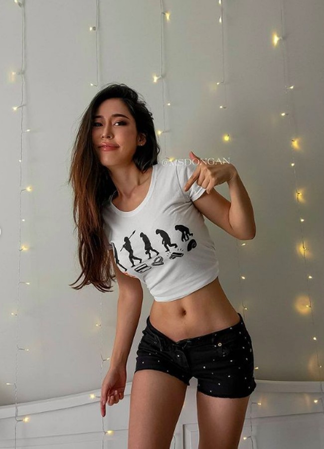 Punya tubuh semampai, Dongan pun kerap memamerkan tubuhnya dengan busana seksi.Foto: Instagram/@msdongan