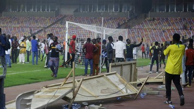 Foto: Nigeria Out, Fans Ricuh, Polisi Tembakkan Gas Air Mata
