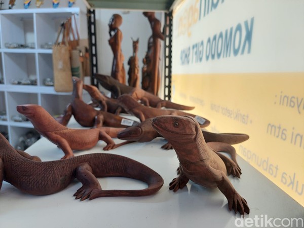 Kamu juga bisa temukan aneka pahatan dan patung Komodo di toko oleh-oleh. Bawa replikanya dan pajang di ruang tamu sebagai tanda kamu pernah liburan ke Labuan Bajo. Kamu juga bisa temukan aneka pahatan dan patung Komodo di toko oleh-oleh. Bawa replikanya dan pajang di ruang tamu sebagai tanda kamu pernah liburan ke Labuan Bajo.