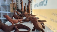 Kamu juga bisa temukan aneka pahatan dan patung Komodo di toko oleh-oleh. Bawa replikanya dan pajang di ruang tamu sebagai tanda kamu pernah liburan ke Labuan Bajo.