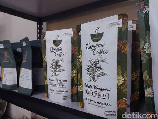 Bagi kamu yang suka kopi bisa nih membeli kopi Manggarai atau Kopi Flores. Gampang kok menemukan kopi-kopi ini, di kios kecilpun kamu bisa menemukan kopi beragam jenis khas daerah NTT.