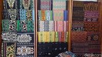 Ragam kain tenun khas Flores yang bisa kamu temukan di yang bisa kamu bawa pulang. Cantiknya lagi, kain ini ditenun secara tradisional dan menggunakan pewarna alamii lho.