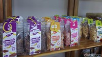 Banyak juga produk-produk UMKM Labuan Bajo yang bisa kamu temukan, salah satunya adalah aneka cemilan. Cemilan ini pun terdiri dari aneka kripik dengan beragam rasa yang kekinian, kacang-kacangan dan lainnya.