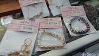 Datang ke peisisir pantai sepertinya tak lengkap bila tidak melihat produksi mutiara mereka. Jadi terdapat dua jenis mutiara, payau dan laut. Dan, kualitas terbaik tentu saja dimiliki oleh mutiara laut.
