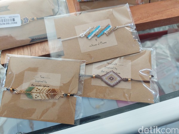 Kain-kain tenun juga diubah menjadi aksesoris seperti gelang, kalung hingga topi. Bisa nih oleh-olh untuk bestie kamu. Kain-kain tenun juga diubah menjadi aksesoris seperti gelang, kalung hingga topi. Bisa nih oleh-olh untuk bestie kamu.