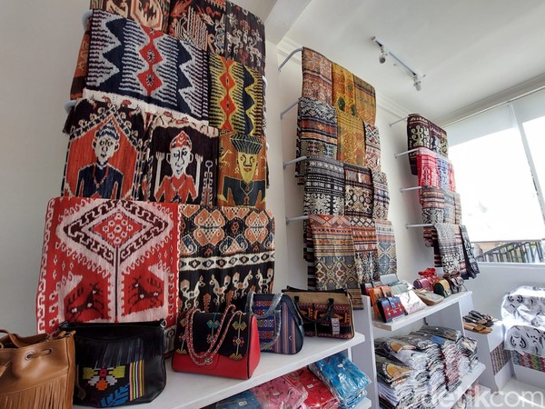 Kamu juga bisa membawa pulang tas, baju, outer, dress, topi, dan totebag dengan basic tenun. Warga di sini juga mengembangkan produk tenun mereka menjadi barang-barang fashion yang menarik. Kamu juga bisa membawa pulang tas, baju, outer, dress, topi, dan totebag dengan basic tenun. Warga di sini juga mengembangkan produk tenun mereka menjadi barang-barang fashion yang menarik.