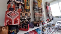 Kamu juga bisa membawa pulang tas, baju, outer, dress, topi, dan totebag dengan basic tenun. Warga di sini juga mengembangkan produk tenun mereka menjadi barang-barang fashion yang menarik.