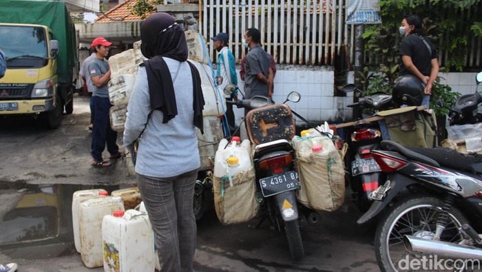 Para pelaku usaha mikro rela menunggu 2 jam untuk membeli minyak goreng (migor) curah di salah satu distributor di Jombang.