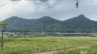 Tapi lelah kalian bakal terbayar beberapa kilo meter menjelang sampai ke Parang Gombong. Jalan mulus dengan pemandangan pepohonan hijau mulai menyejukan mata. Terlebih saat sampai di lokasi, danau dikelilingi pegunungan bakal membayar lelah kalian.