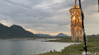 Parang Gombong Purwakarta adalah destinasi waduk yang di dalamnya juga terdapat camping ground. Pegunungan hijau hingga lanskap hijau akan memanjakan Anda.
