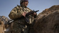 Pembuatan parit ini dilakukan saat perang memasuki bulan kedua. Dalam perundingan di Turki, Rusia menyatakan akan mengendurkan serangan namun pihak Ukraina terlihat tetap waspada.