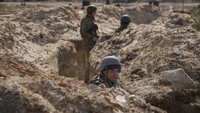 Tentara bersiaga di parit yang digali di luar kota Kyiv. Perang Rusia vs Ukraina yang memasuki bulan kedua telah merenggut korban jiwa di kedua belah pihak. Sedikitnya 3,7 juta orang mengungsi dan 10 juta orang kehilangan tempat tinggal.