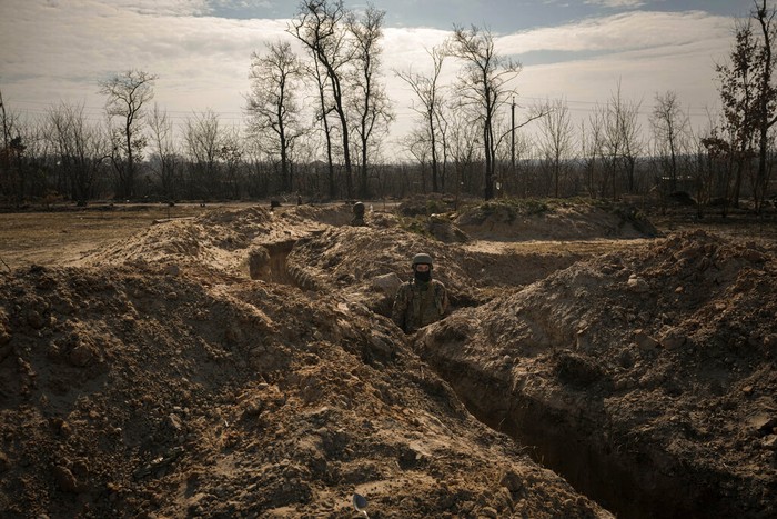 Parit Digali di Luar Ibu Kota Kyiv, Bersiap Pertempuran Jarak Dekat? Setelah membuat barikade baja dan karung pasir, parit digali memanjang di luar kota Kyiv. Usaha maksimal untuk menahan pergerakan pasukan Rusia menerobos Ibu Kota Ukraina itu.