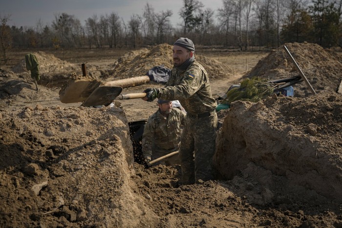 Parit Digali di Luar Ibu Kota Kyiv, Bersiap Pertempuran Jarak Dekat? Setelah membuat barikade baja dan karung pasir, parit digali memanjang di luar kota Kyiv. Usaha maksimal untuk menahan pergerakan pasukan Rusia menerobos Ibu Kota Ukraina itu.