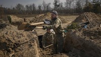 Tentara perang non reguler (serviceman) bahu-membahu menggali parit di sebelah utara Ibu Kota Kyiv, Ukraina, Selasa (29/3/2022). Parit ini biasa disiapkan untuk pertempuran jarak dekat.
