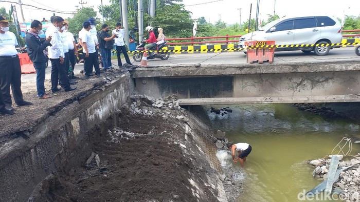 pdam lamongan bocor dampak jembatan balun amblas diperbaiki