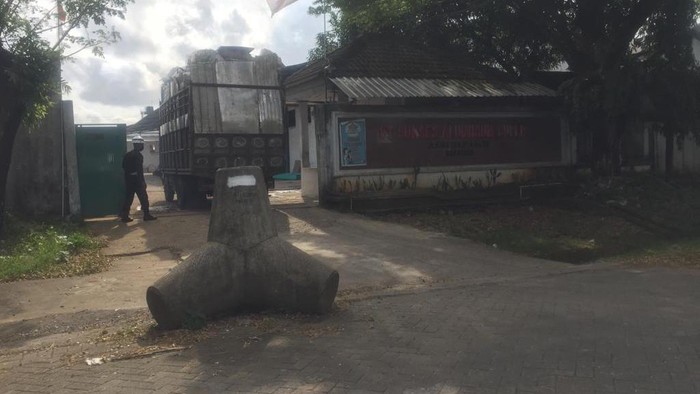 Pemasangan beton di pintu masuk pabrik dinilai mengintimidasi pengusaha di KIMA