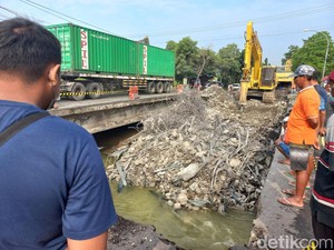 Perbaikan Jembatan Balun Lamongan Dilanjut, Alat Berat Diturunkan