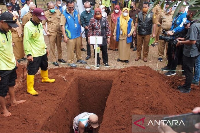 Pemkab Bogor menggelar lomba gali kubur berhadiah jutaan rupiah sebagai apresiasi kepada para penggali kubur yang bekerja keras selama pandemi COVID-19. (foto Antara)