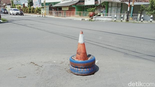 Penampakan gorong-gorong di Jalan Raya Klaten-Boyolali yang jebol. Gorong-gorong ini kini hanya ditutup traffic cone dan ban, Rabu (30/3/2022).