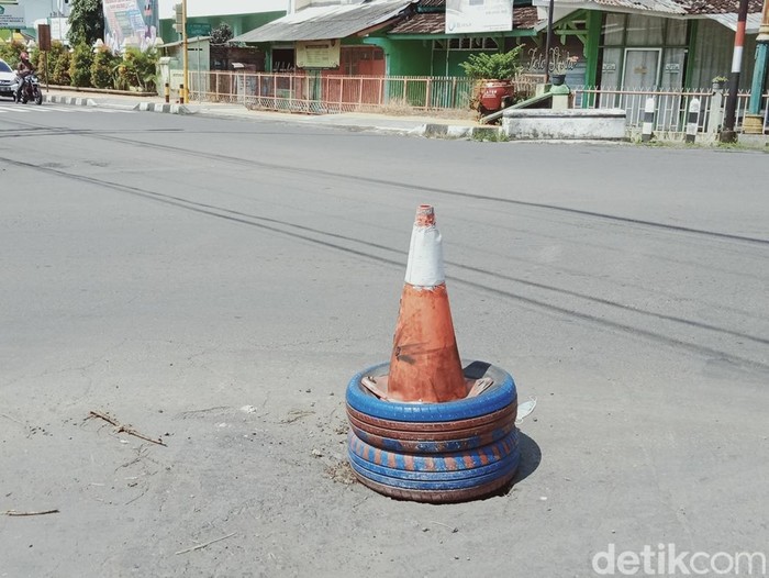 Penampakan gorong-gorong di Jalan Raya Klaten-Boyolali yang jebol. Gorong-gorong ini kini hanya ditutup traffic cone dan ban, Rabu (30/3/2022).