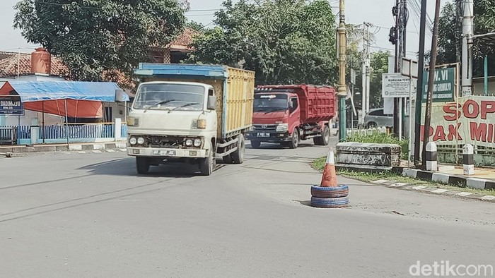 Penampakan gorong-gorong di Jalan Raya Klaten-Boyolali yang jebol. Gorong-gorong ini kini hanya ditutup traffic cone dan ban, Rabu (30/3/2022).