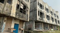 Dikutip dari detikJabar, Perum Karawang Baru sebenarnya tak benar-benar ditinggal penghuninya. Di sana masih ada beberapa orang yang tinggal meskipun hanya satu RW.