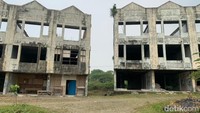 Saat ini, bangunan-bangunan terbengkalai di Perum Karawang Baru kerap didatangi pembuat konten horor. Selain itu, gedung-gedung ini juga dijadikan spot foto preweddng.