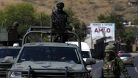 Diketahui bahwa negara bagian Michoacan dan negara bagian tetangganya, Guanajuato, disebut sebagai dua negara bagian paling rawan kekerasan di Meksiko. Perang antar geng kriminal yang bermusuhan dan melibatkan perdagangan narkoba serta aktivitas ilegal lainnya, termasuk perdagangan bahan bakar curian, kerap terjadi di dua negara bagian itu. (AP/Armando Solis)